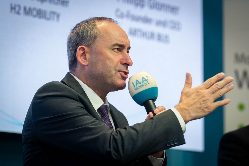 Bayerns Wirtschaftsminister Hubert Aiwanger besucht die IAA MOBILITY 2023