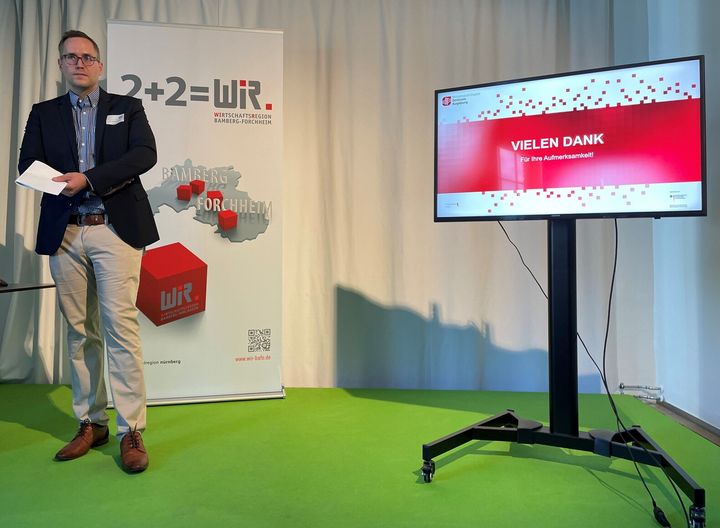 Dr. Andreas Hamper vom Mittelstand-Digital Zentrum Augsburg referiert am Expertentag für die Automobilindustrie über digitale Transformationsprozesse. © Denise Meyer / WiR
