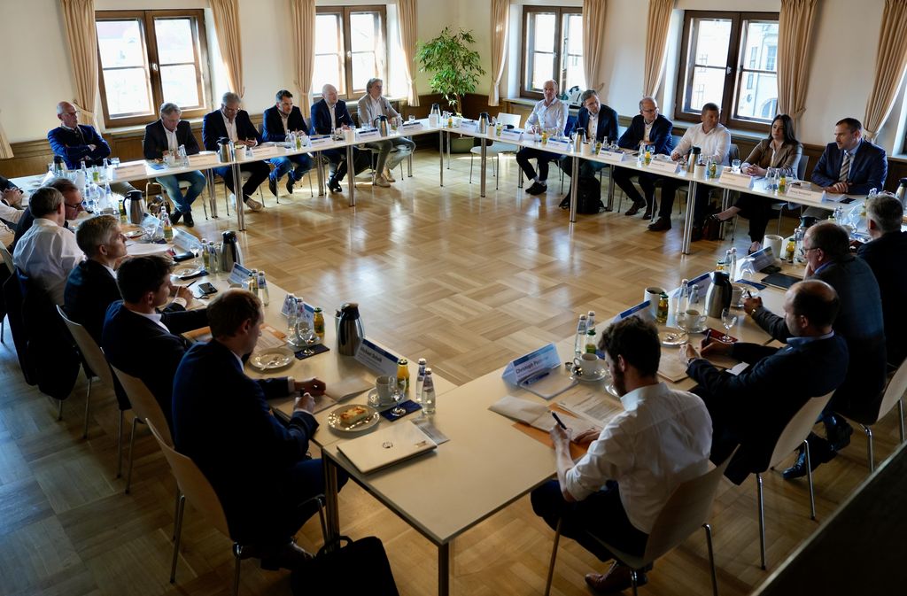 Impressionen vom Runden Tisch „Emissionsfreie LKW-Antriebstechnologien“.