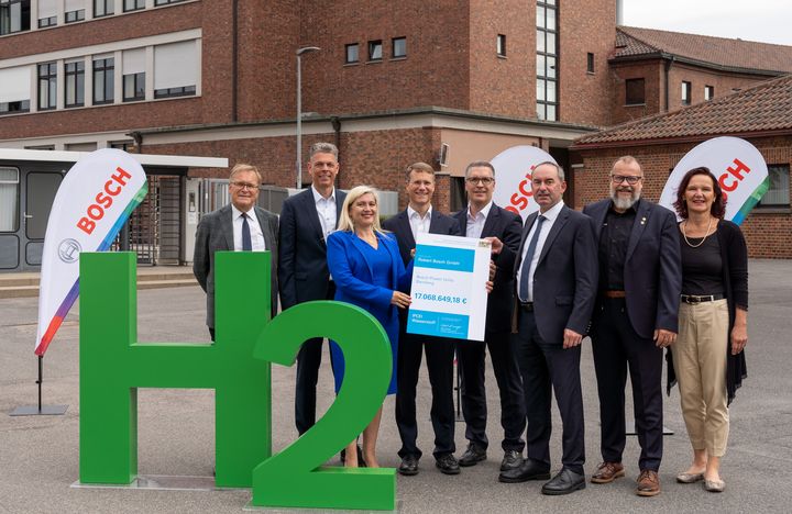 Bayerns Wirtschaftsminister Hubert Aiwanger und Staatsministerin Melanie Huml übergaben die Förderurkunde für das IPCEI-Projekt &quot;Bosch Power Units&quot; in Bamberg. Foto: Elke Neureuther/StMWi