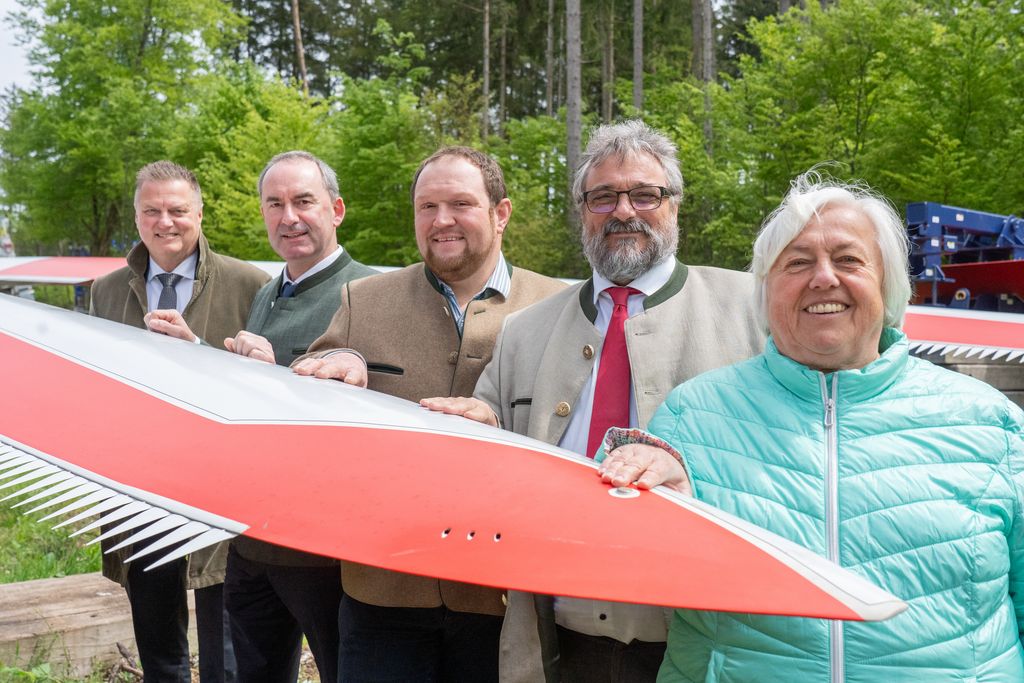 Bayerns Energieminister Hubert Aiwanger gemeinsam mit Martin Neumeyer (Vorstandsvorsitzender BaySF, 1.v.l.), Peter Wagner (1. Bürgermeister Gemeinde Aying, 3.v.l.), Michael Falkenhahn (1. Bürgermeister Gemeinde Otterfing, 4.v.l.) und Barbara Bogner (1. Bürgermeisterin Sauerlach, 5.v.l.) am Rotorblatt für das dritte Windrad im Hofoldinger Forst.
Foto: StMWi/B. Brummer