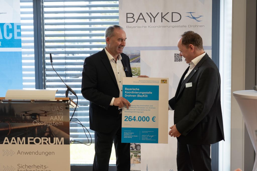 Wirtschaftsminister Aiwanger überreichte die Förderurkunde für die Bayerische Koordinierungsstelle Drohnen (BayKD) an Andreas Gundel von BavAIRia. Foto: Tanja Gabler/StMWi