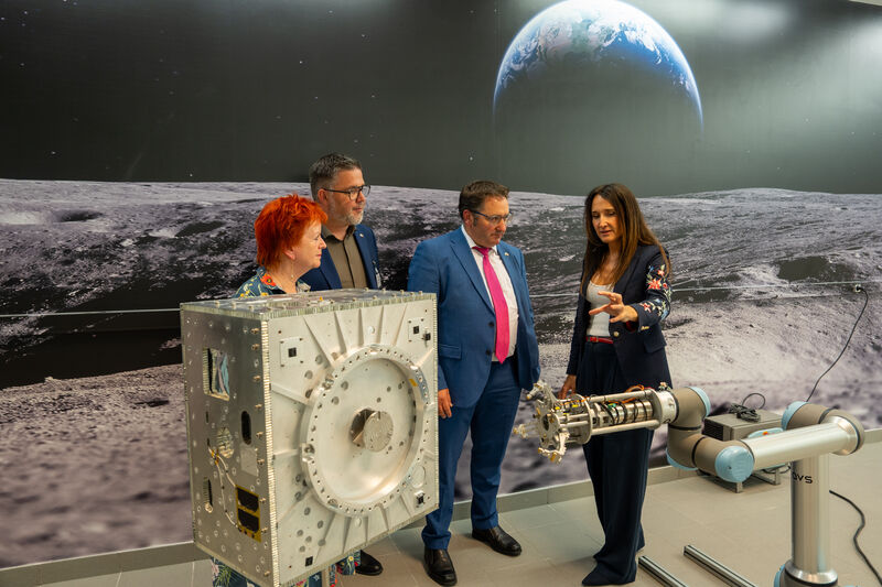 Beim internationalen Hightech-Unternehmen für Raumfahrt- und Sondermaschinenbau avs, erhielt die Delegation Einblicke in die neusten Entwicklungen.
Foto: StMWi