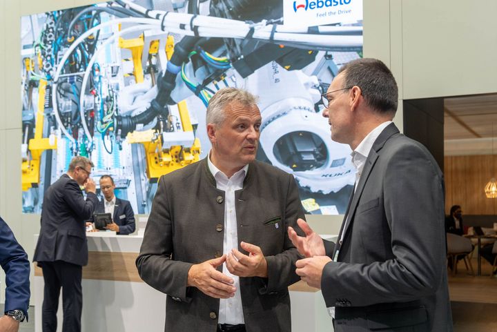 Bayerns Wirtschaftsstaatssekretär Roland Weigert besucht die IAA MOBILITY 2023 