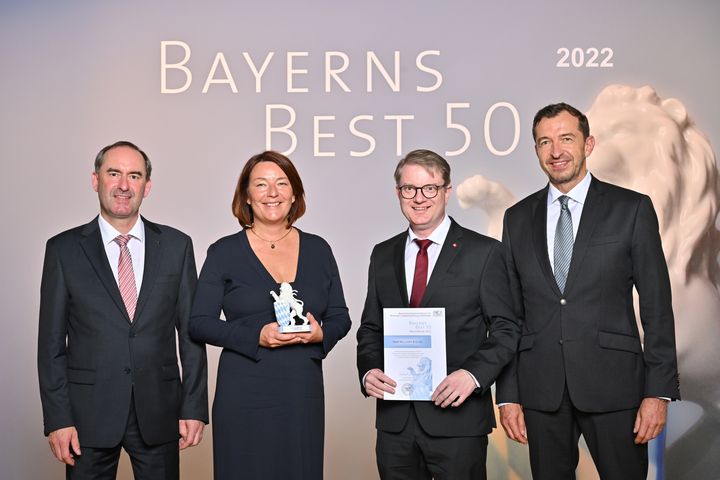 Bayerns Wirtschaftsminister Hubert Aiwanger (links) übergibt die Auszeichnung "Bayerns Best 50" an die Riedel Bau GmbH & Co. KG.