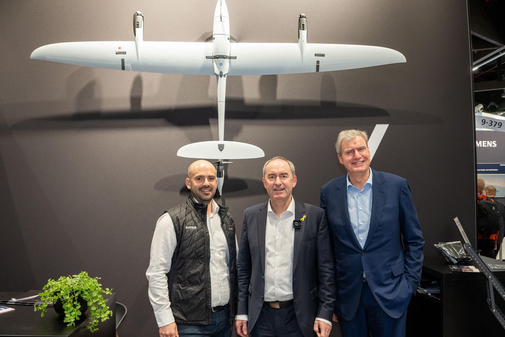 Bayerns Wirtschaftsminister Hubert Aiwanger unternimmt einen Messerundgang auf der Enforce Tac in Nürnberg.