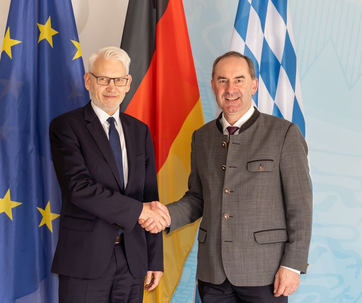 Michael Lewis und Wirtschaftsminister Hubert Aiwanger beim Treffen im Wirtschaftsministerium. Foto: StMWi/E. Neureuther