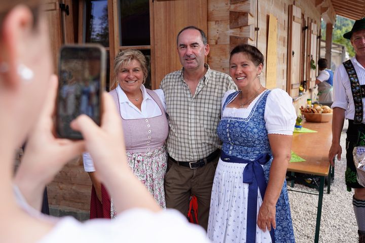 Wirtschaftsminister Hubert Aiwanger bei nach der Almbegehung auf der Finzalm bei Krüm © StMWi 