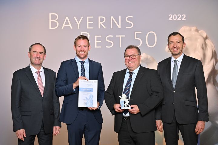 Bayerns Wirtschaftsminister Hubert Aiwanger (links) übergibt die Auszeichnung "Bayerns Best 50" an die ViscoTec Pumpen- u. Dosiertechnik GmbH.