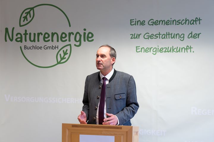 Wirtschaftsminister Hubert Aiwanger erläutert, warum die geförderte Studie ein wichtiges &quot;Fundament der Zukunft&quot; für regionale Energiekonzepte sein wird. (Foto: StMWi / E. Neureuther)