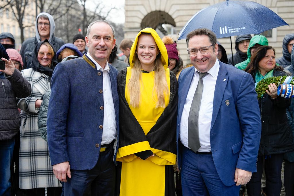 Der Bayerische Wirtschaftsminister Hubert Aiwanger begrüßt die Original Münchner Schäfflertanzgruppe. 