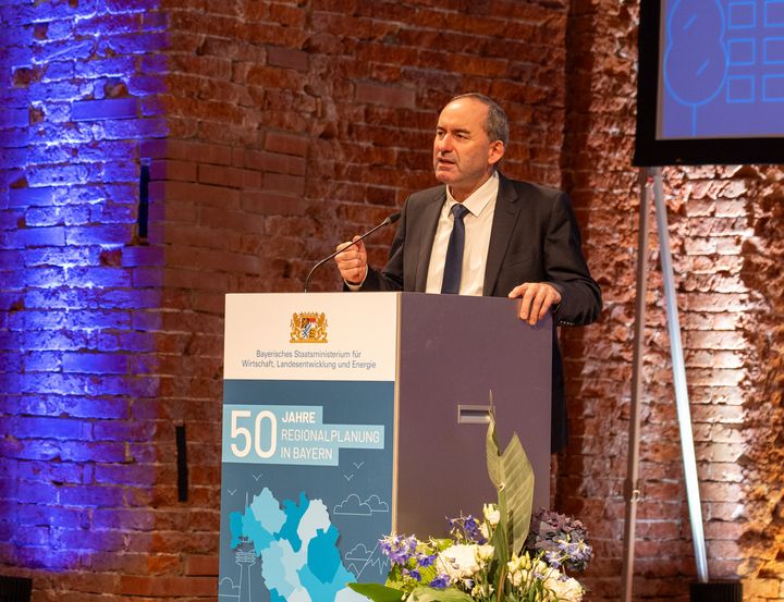 Wirtschaftsminister Hubert Aiwanger spricht beim Festakt 50 Jahre Regionalplanung in Bayern. Foto: StMWi/E.Neureuther