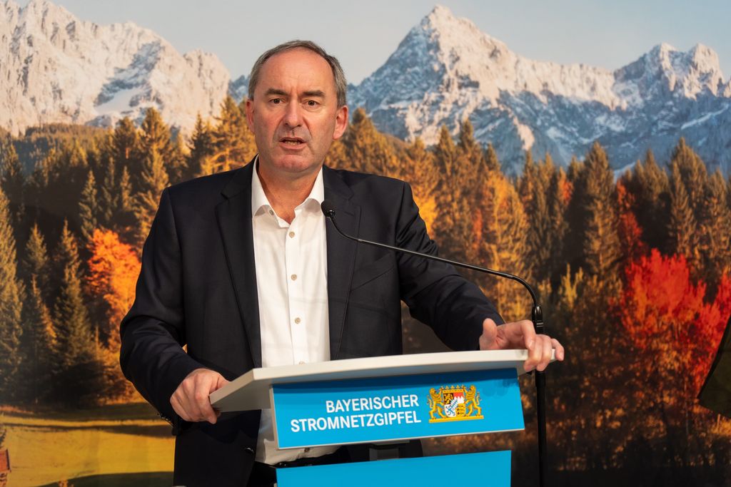 Bayerns Energieminister Hubert Aiwanger bei der Pressekonferenz nach dem Bayerischen Stromnetzgipfel. Foto Brummer/StMWi