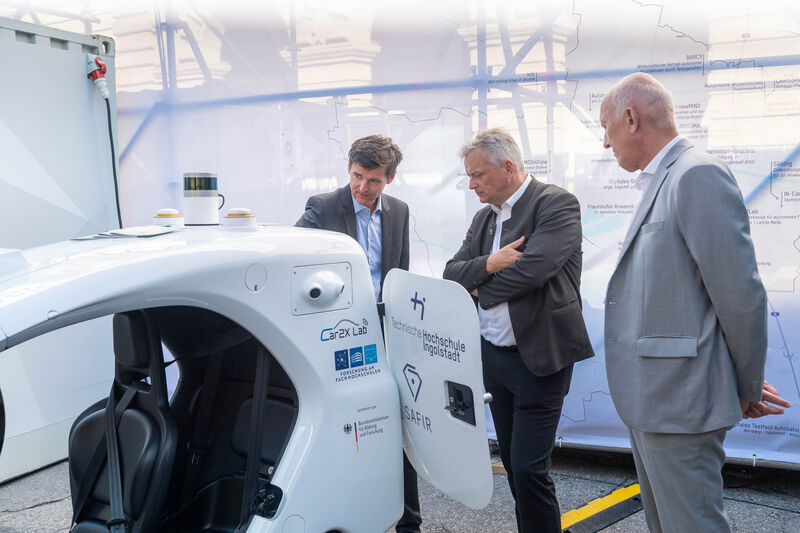 Bayerns Wirtschaftsstaatssekretär Roland Weigert besucht die IAA MOBILITY 2023