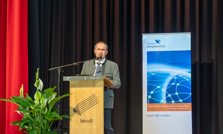 Wirtschaftsminister Hubert Aiwanger spricht auf der KWK Roadshow zum Thema "integrierte Energiewende" © StMWi/E. Neureuther