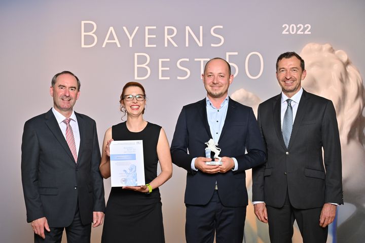 Bayerns Wirtschaftsminister Hubert Aiwanger (links) übergibt die Auszeichnung "Bayerns Best 50" an die QualityMinds GmbH.