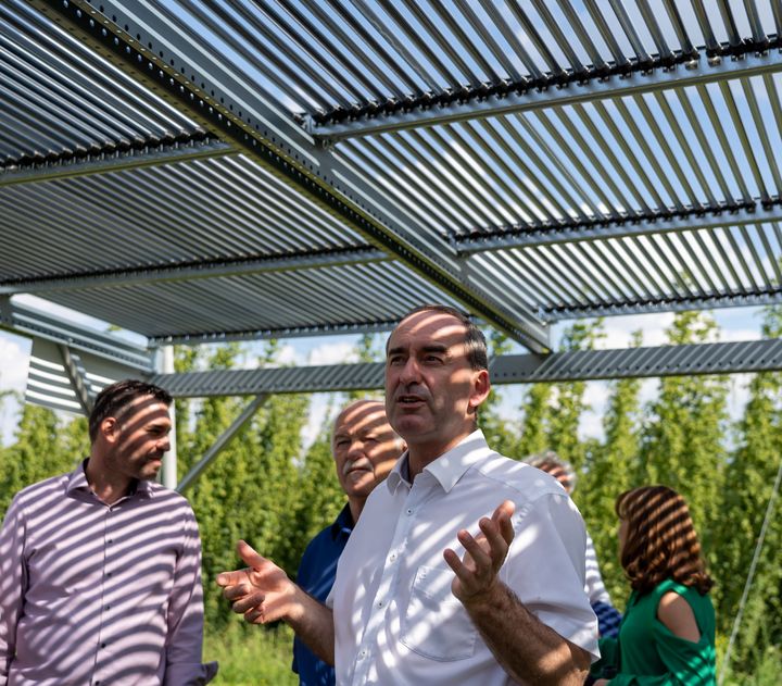 Wirtschaftsminister Hubert Aiwanger besichtigt die Demoanlage Hopfen PV in Au in der Hallertau © StMWi/E. Neureuther