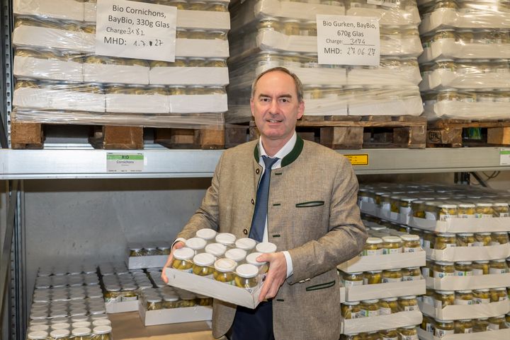 &quot;Unser Land&quot; vermarktet regionale Lebensmittel. Im Lager in Esting hat sich Bayerns Wirtschaftsminister Hubert Aiwanger ein Bild von den Abläufen und der Ware gemacht. Foto: StMWi/E. Neureuther