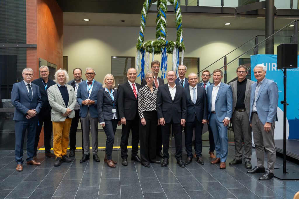 Bayerns Wirtschafts- und Energieminister Hubert Aiwanger hat heute am Richtfest für den Neubau des Helmholtz-Instituts für RNA-basierte Infektionsforschung (HIRI) in Würzburg teilgenommen. Foto: StMWi/Bastian Brummer