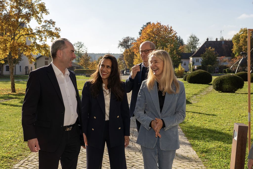 Bayerns Wirtschaftsminister Hubert Aiwanger mit den Vorständinnen der BMW Foundation Herbert Quandt, Dr. Heba Aguib (Mitte) und Heike Schneeweis (rechts) und dem Werksleiter Wacker Burghausen, Dr. Peter von Zumbusch (im Hintergrund).
Foto: StMWi