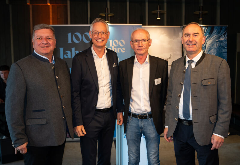 Wirtschaftsminister Hubert Aiwanger (r.) mit (v. l. n. r.) Christian Bernreiter (Bayerischer Staatsminister für Wohnen, Bau und Verkehr), Markus Pannermayr (Oberbürgermeister der Stadt Straubing und Aufsichtsratsvorsitzender Kraftwerk Am Höllenstein AG) sowie Günter Winter (Vorstand Kraftwerk Am Höllenstein AG).
Foto: StMWi