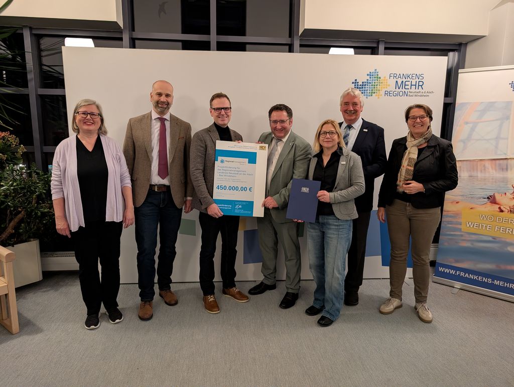 Bayerns Wirtschaftsstaatssekretär Tobias Gotthardt (4. v. l.) bei der Übergabe des Förderbescheids. 
Foto: Landratsamt Neustadt a.d.Aisch-Bad Windsheim