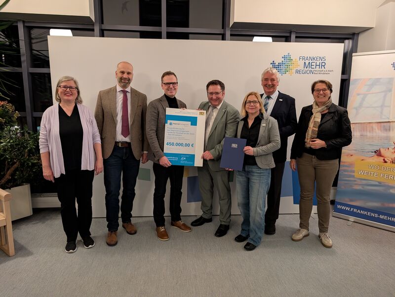 Bayerns Wirtschaftsstaatssekretär Tobias Gotthardt (4. v. l.) bei der Übergabe des Förderbescheids.
Foto: Landratsamt Neustadt a.d.Aisch-Bad Windsheim