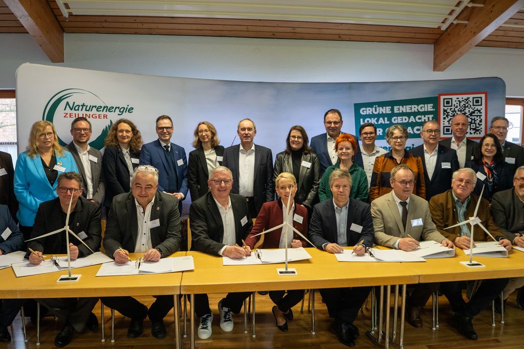 Bayerns Wirtschaftsminister Hubert Aiwanger bei der Unterzeichnung des Liefervertrags für die Windenergieanlagen mit allen Beteiligten und zahlreichen Unterstützern des Windparks Steigerwald.
Foto: StMWi