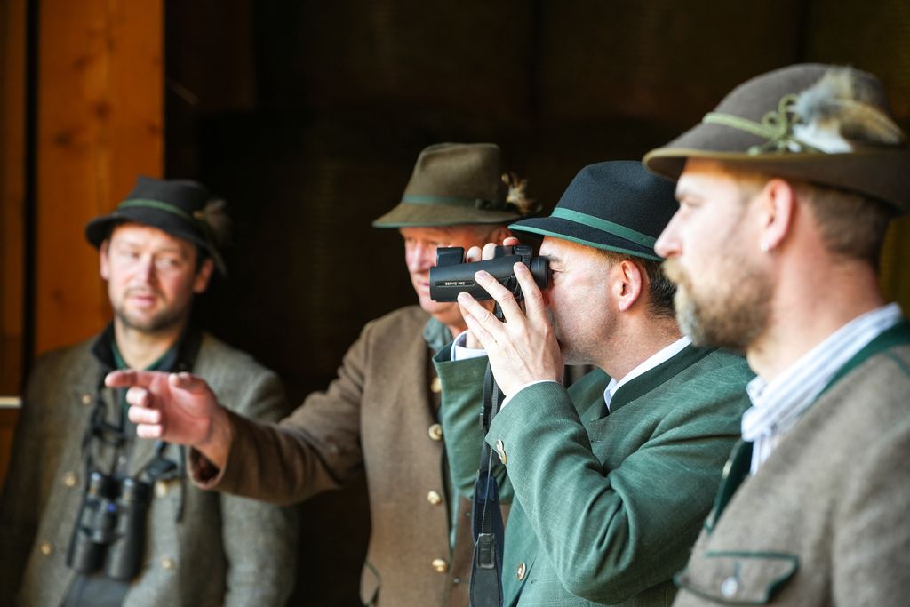 Bayerns Wirtschafts- und Jagdminister Hubert Aiwanger hat sich in Krün im Landkreis Garmisch-Partenkirchen  über die Rotwildfütterung der Bayerischen Staatsforsten (BaySF) informiert. Foto: StMWi/K. Huber