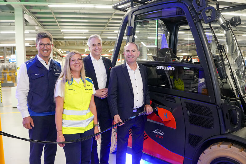 Wirtschaftsminister Hubert Aiwanger (r.) bei der Betankung des Wasserstoff-Staplers mit (v. l. n. r.) Armin Ebner (Werksleiter BMW Werk Regensburg), Katharina Radtke (Projektleiterin H2-Infrastrukturprojekt Regensburg) und Dr. Thomas Burger (Oberbürgermeister der Stadt Regensburg).
Foto: StMWi