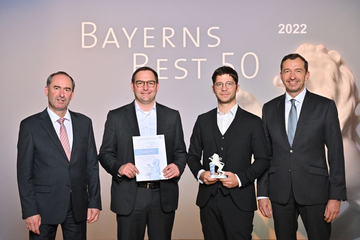Bayerns Wirtschaftsminister Hubert Aiwanger (links) übergibt die Auszeichnung "Bayerns Best 50" an die XITASO GmbH IT & Software Solutions.