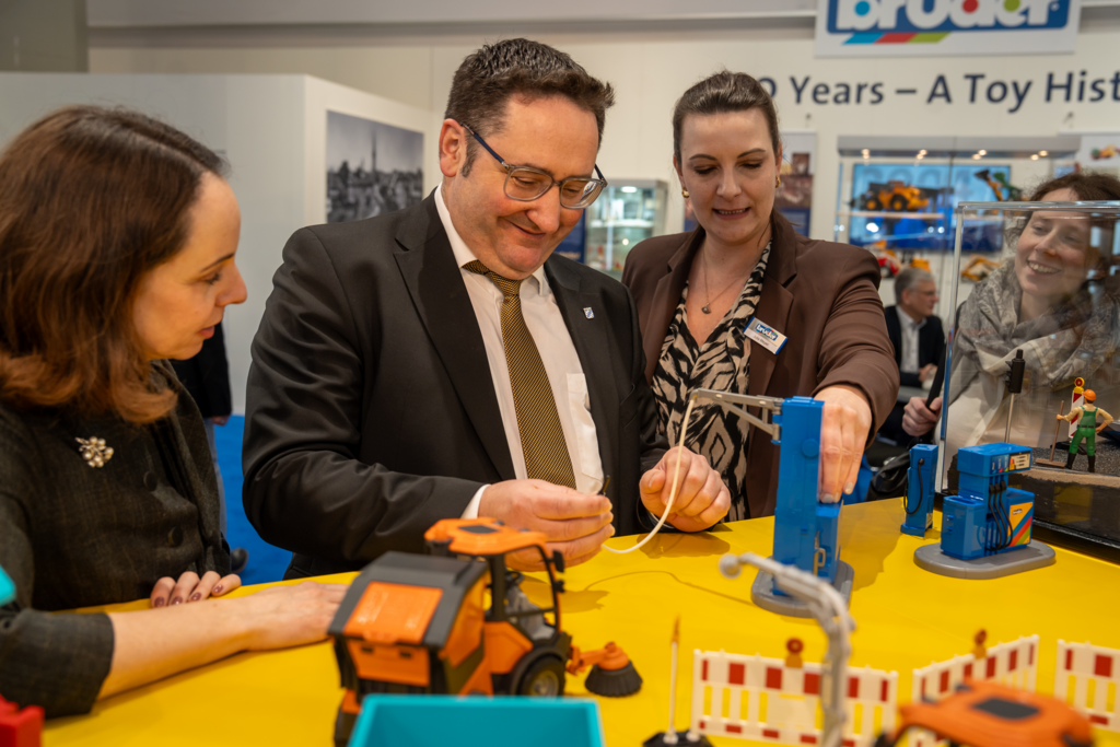 Impression vom Messerundgang Spielwarenmesse mit Staatssekretär Tobias Gotthardt