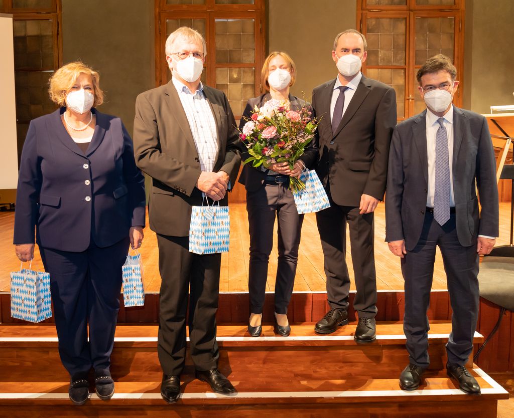 Festakt zur Schlüsselübergabe bei Bayern Kapital (v.l.): Dr. Ulrike Wolf (Ministerialdirektorin Bayerisches Wirtschaftsministerium), Roman Huber (scheidender Geschäftsführer Bayern Kapital), Monika Steger (designierte Geschäftsführerin Bayern Kapital), Wirtschaftsminister Hubert Aiwanger und Dr. Bernhard Schwab (Vorstandsvorsitzender LfA Förderbank Bayern). Foto: StMWi/Elke Neureuther