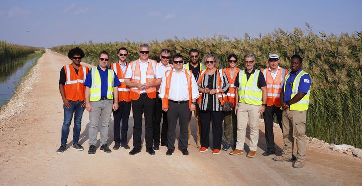 Wirtschaftsstaatssekretär Roland Weigert hat während seiner Delegationsreise in den Oman die größte Schilfkläranlage der Welt nahe Nimr besichtigt. Foto: StMWi/T. Assenbrunner