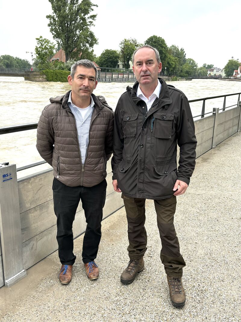 Bayerns Wirtschaftsminister Aiwanger gemeinsam mit dem Fachbereichsleiter Zivil- und Katastrophenschutz, Thomas Schindler, in Landshut
Foto: StMWi