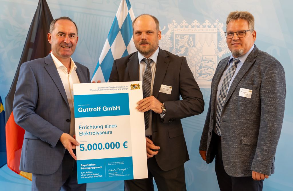 Bayerns Energieminister Hubert Aiwanger übergibt Tobias Guttroff (2.v.l.) und Markus Helmerich (3.v.l.) den Förderbescheid zum Bau eines Elektrolyseurs.
Foto: StMWi/E. Neureuther