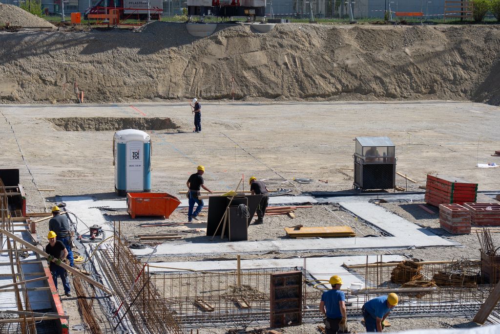 In Oberpfaffenhofen entsteht derzeit das neue Gebäude für das Galileo-Kompetenzzentrum des DLR. Die Fertigstellung des Bauwerks ist für 2027 geplant. Foto: StMWi/Bastian Brummer