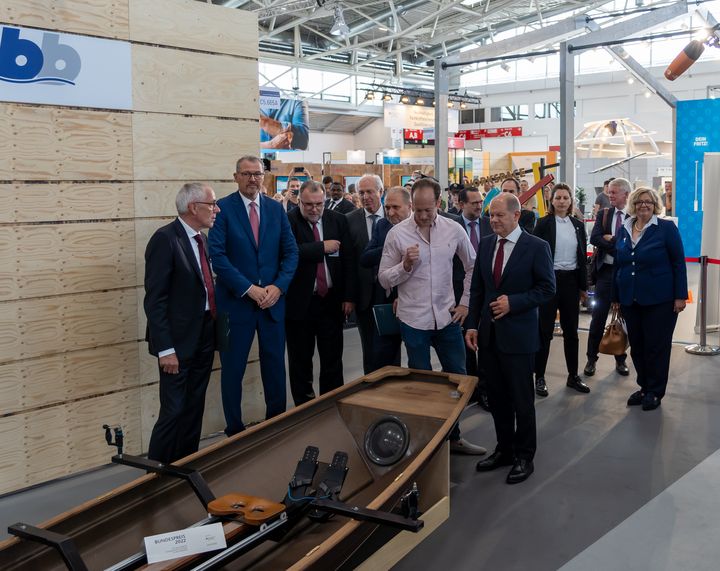 Bundeskanzler Olaf Scholz besucht die Internationale Handwerksmesse in München © StMWi/Elke Neureuther