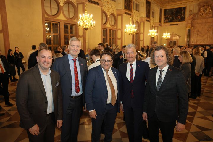 Tobias Gotthardt (Staatssekretär im Bayerischen Wirtschaftsministeium) lädt am 12.03.2025 anlässlich der Internationalen Handwerksmesse zum Empfang in den Kaisersaal der Residenz München ein.