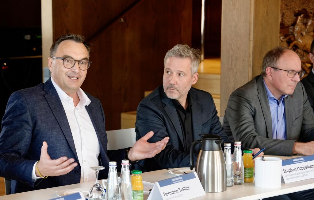 Impressionen vom Runden Tisch „Emissionsfreie LKW-Antriebstechnologien“.