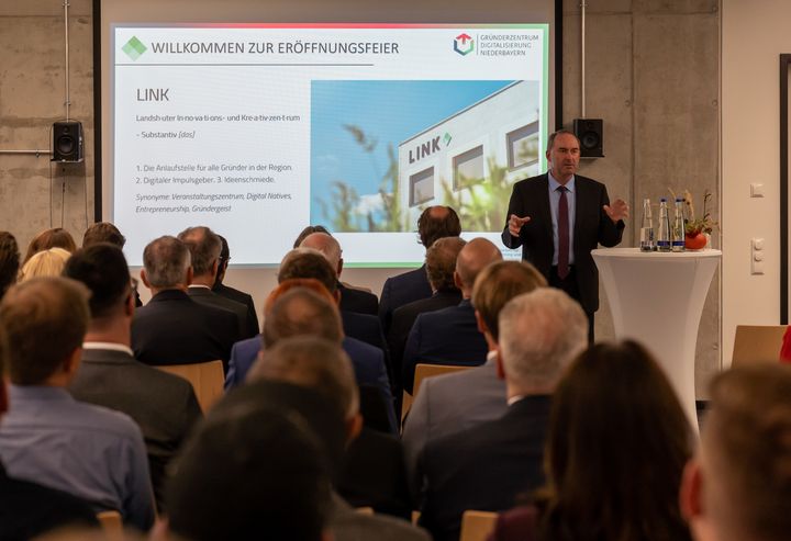 Bayerns Wirtschaftsminister Hubert Aiwanger eröffnet das digitale Gründerzentrum LINK in Landshut (Foto: StMWi / E. Neureuther)