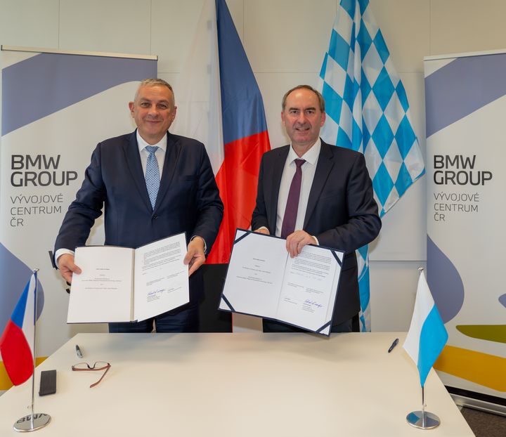 Bayerns Wirtschaftsminister Hubert Aiwanger und Tschechiens Handels- und Industrieminister Jozef Sikela unterzeichneten im BMW-Testcenter für Autonomes Fahren in Sokolov den Letter of Intent. Foto: Elke Neureuther/StMWi