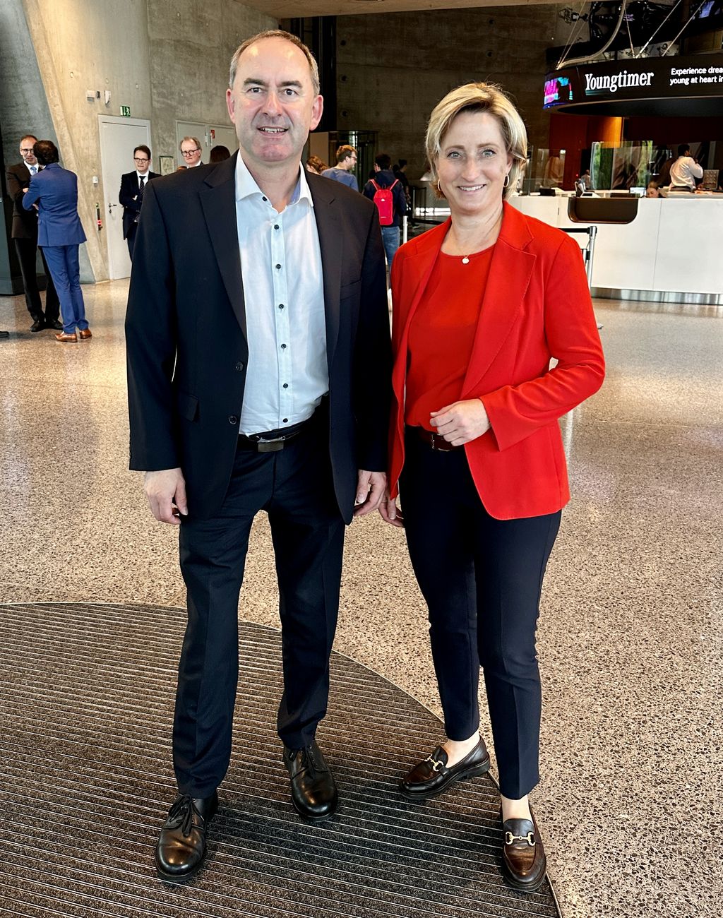 Wirtschaftsminister Hubert Aiwanger gemeinsam mit seiner Amtskollegin aus Baden-Württemberg, Nicole Hoffmeister-Kraut. Foto: StMWi