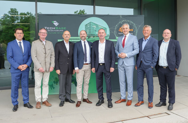 Bayerns Wirtschaftsminister Hubert Aiwanger mit TechBase-Geschäftsführer Alexander Rupprecht, Regensburgs Oberbürgermeister Thomas Burger und weiteren Teilnehmern (Foto: StMWi/B. Brummer)