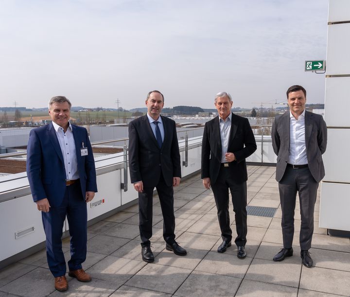 Unternehmensbesuch bei der Dräxlmaier Group (v.l.): Landrat Peter Dreier, Wirtschaftsminister Hubert Aiwanger, Chairman Fritz Dräxlmaier und CEO Stefan Brandl. Foto: StMWi/Elke Neureuther