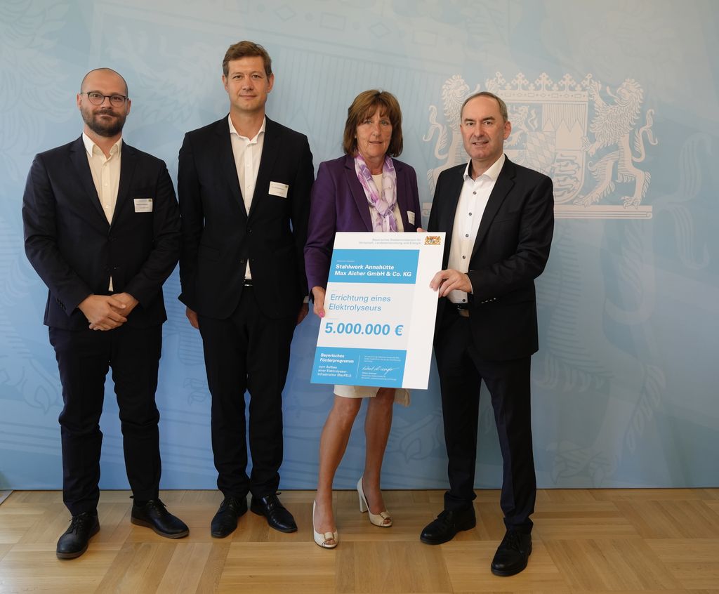 Wirtschaftsminister Aiwanger übergibt die Förderurkunde an Stahlwerk Annahütte Max Aicher GmbH &amp; Co. KG. Foto: StMWi.