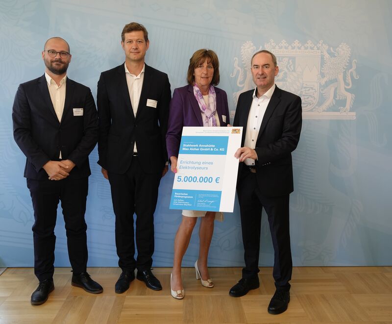 Wirtschaftsminister Aiwanger übergibt die Förderurkunde an Stahlwerk Annahütte Max Aicher GmbH & Co. KG. Foto: StMWi.