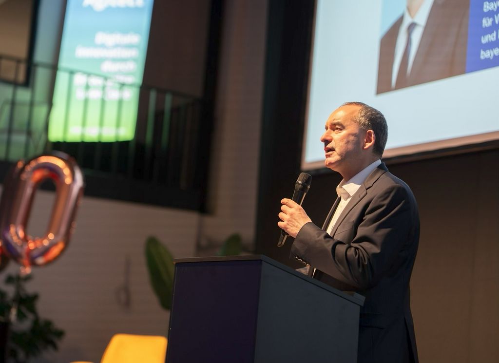 Bayerns Wirtschaftsminister Hubert Aiwanger sprach zum 10. Jubiläum der Digitalen Gründerzentren in Augsburg. Foto: Bastian Brummer/StMWi