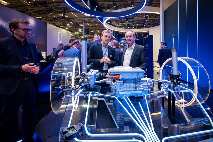 Impressionen des IAA Rundgangs mit Bayerns Wirtschaftsminister Hubert Aiwanger.