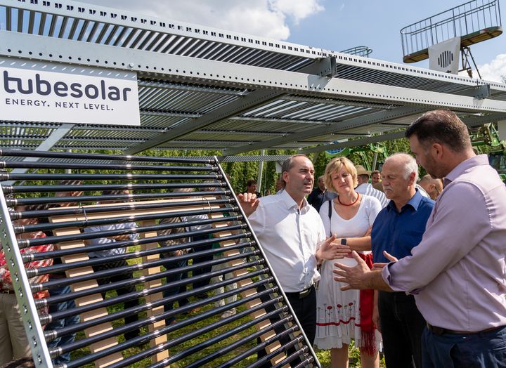 Wirtschaftsminister Hubert Aiwanger besichtigt die Demoanlage Hopfen PV in Au in der Hallertau © StMWi/E. Neureuther